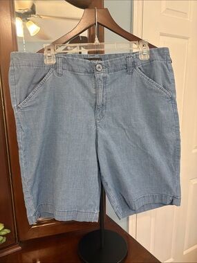 Lee women’s  Light Blue Cotton Blend denim look Casual Shorts mid-rise waist.